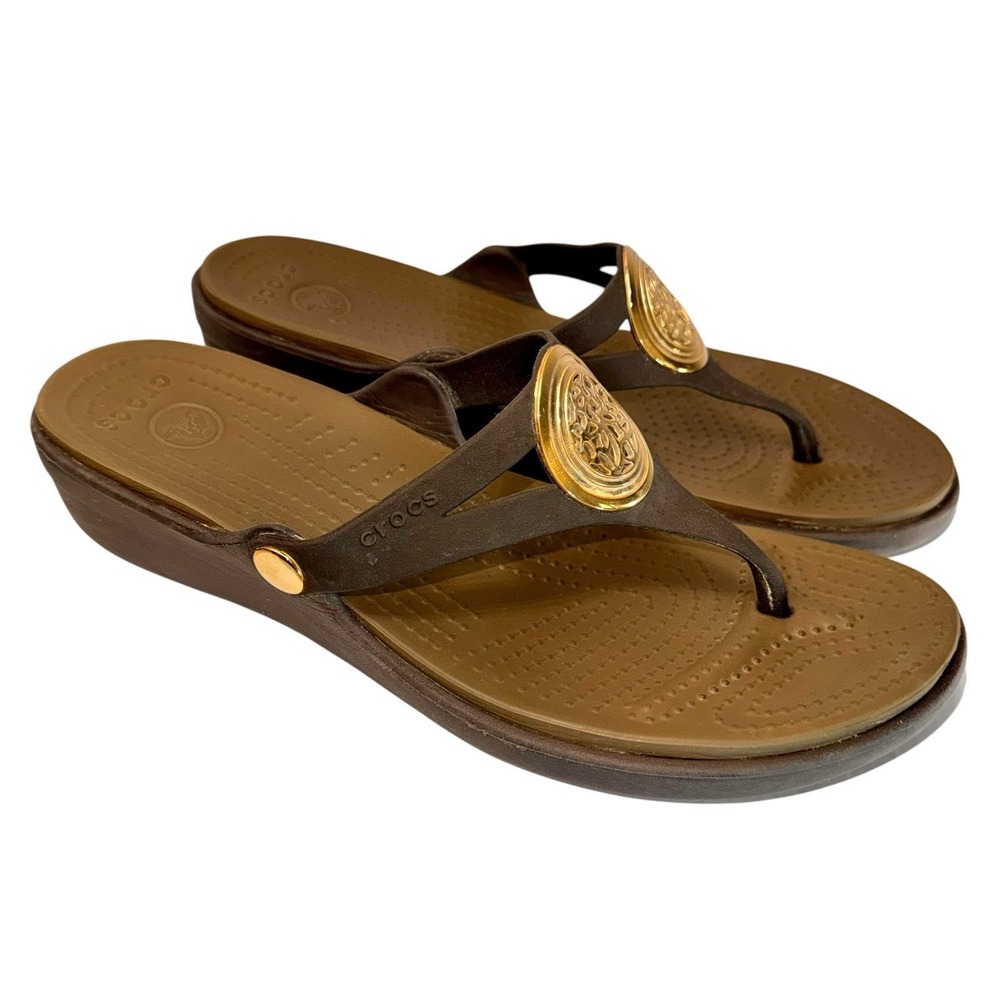 CROCS Womens Sanrah Sandals Gold Circle Medallion Brown Wedge Summer Beach 10W - Picture 2 of 7